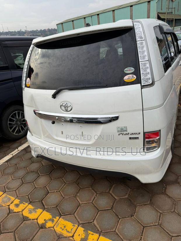 Toyota ISIS 2012 White