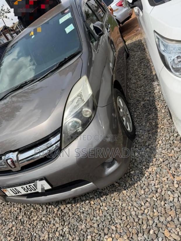 Toyota ISIS 1.8 Platana 2WD 2011 Gray