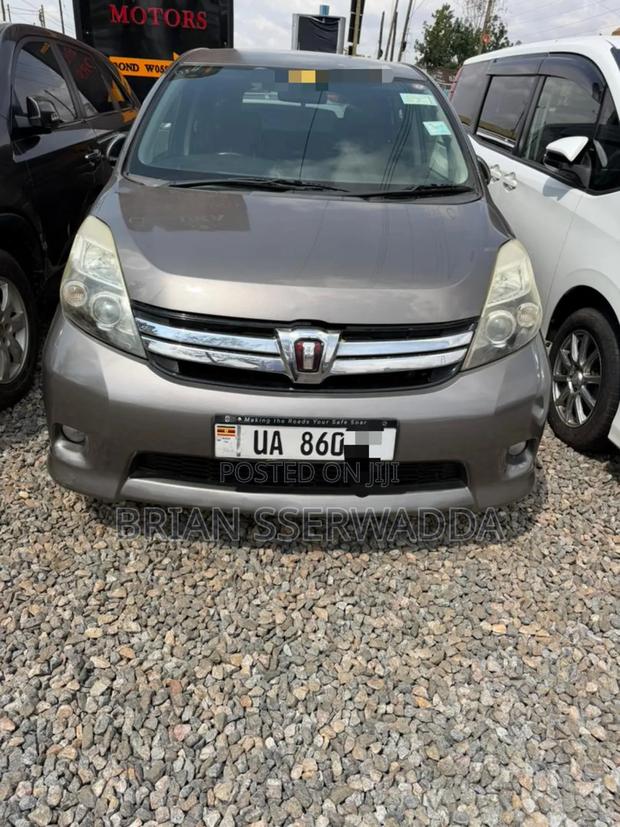 Toyota ISIS 1.8 Platana 2WD 2011 Gray