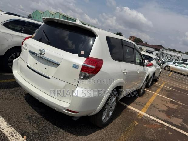 Toyota Vanguard 2011 White