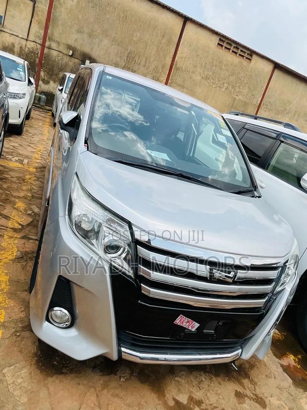 Toyota Noah 2.0 FWD (7 Seater) 2014 Silver