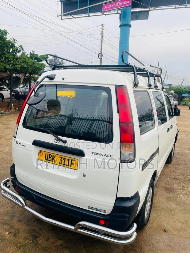 Toyota Noah 2.0 143hp FWD (8 Seater) 2008 White