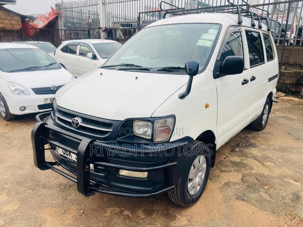 Toyota Noah 2.0 143hp FWD (8 Seater) 2008 White