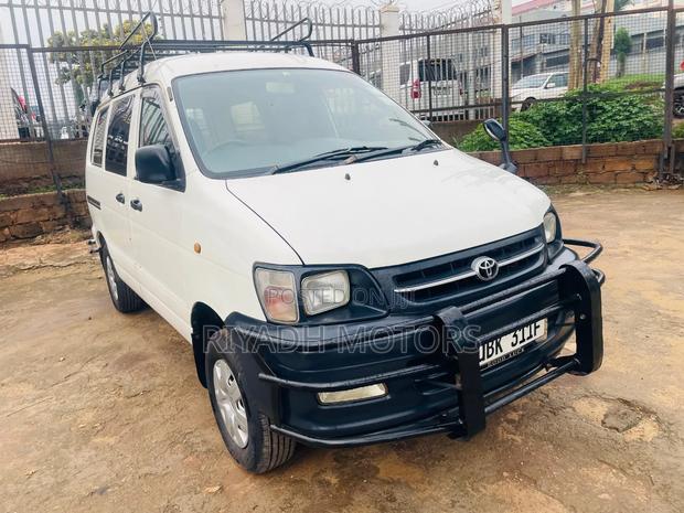 Toyota Noah 2.0 143hp FWD (8 Seater) 2008 White