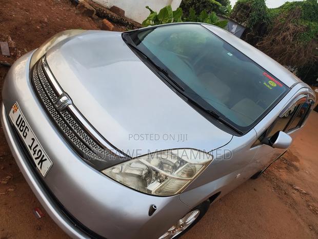 Toyota ISIS 1.8 Platana 2007 Silver