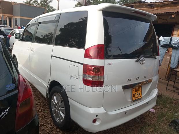 Toyota Noah 2004 Pearl