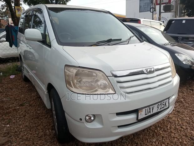 Toyota Noah 2004 Pearl