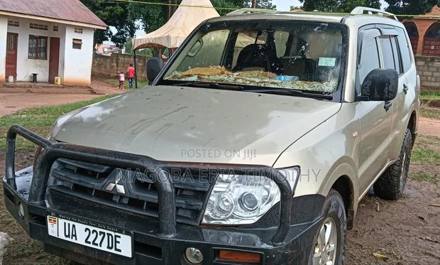Mitsubishi Pajero 2010 Gold