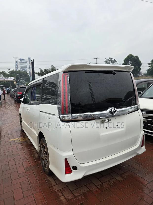 Toyota Noah 2018 White
