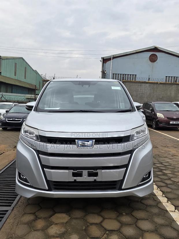 Toyota Noah 1.8 FWD Hybrid (7 seater) 2018 Silver