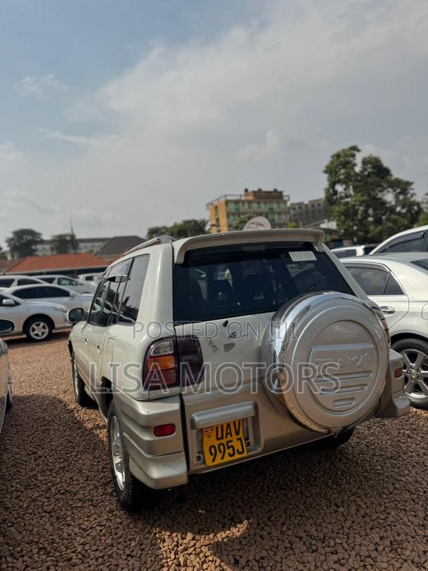 Toyota RAV4 Automatic 2002 White