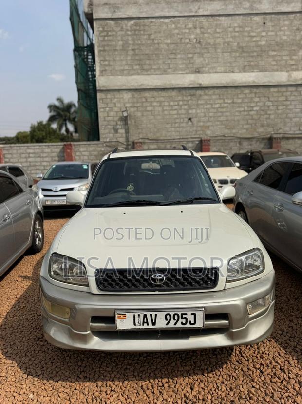 Toyota RAV4 Automatic 2002 White