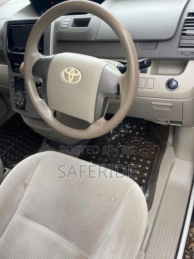 Toyota Noah 2010 White