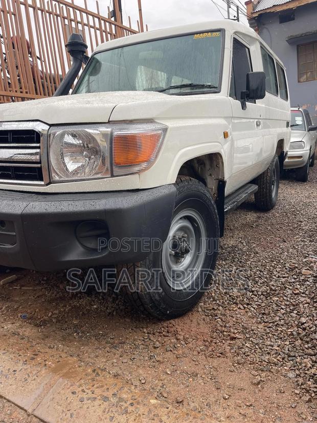 Toyota Land Cruiser 2005 White