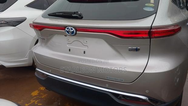 Toyota Harrier 2.0 2021 Gold