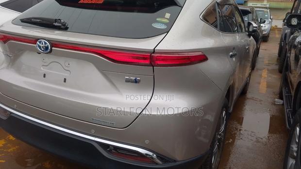 Toyota Harrier 2.0 2021 Gold