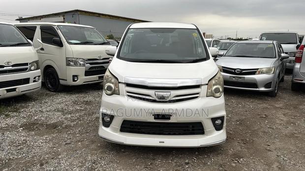 Toyota Noah 2.0 143hp AWD (8 Seater) 2012 White