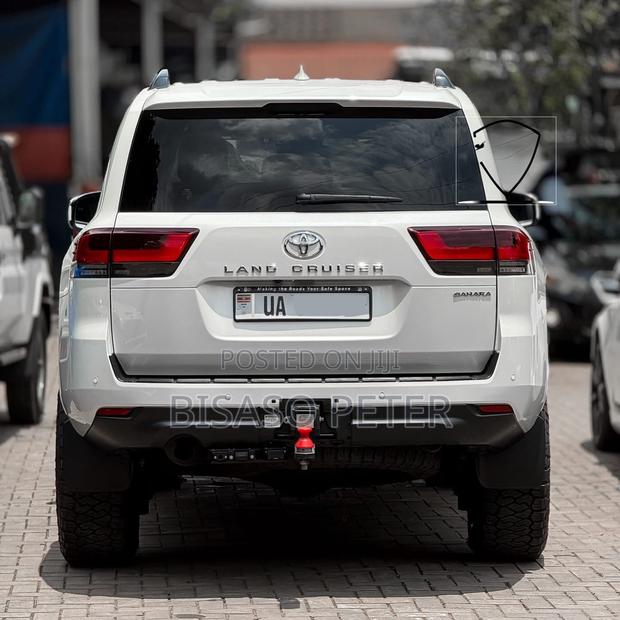 Toyota Land Cruiser LC300 2024 White