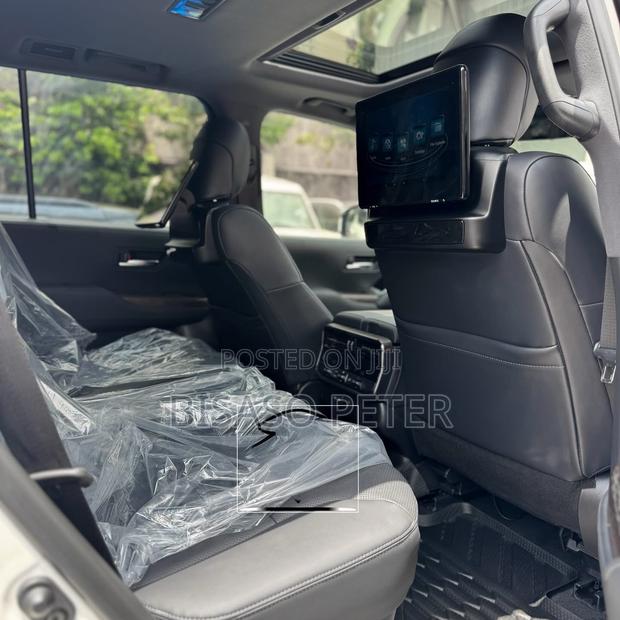 Toyota Land Cruiser LC300 2024 White