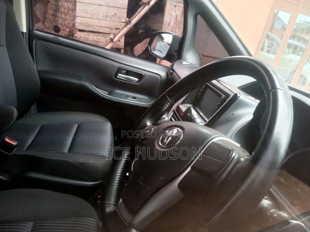 Toyota Noah 2016 Brown