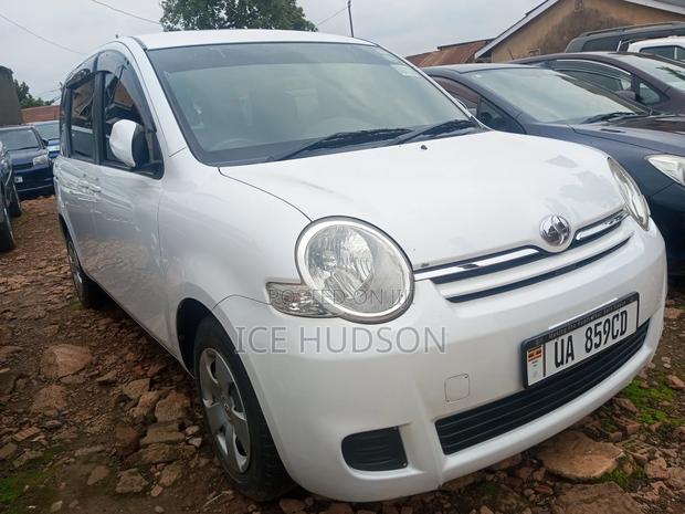 Toyota Sienta 2012 White