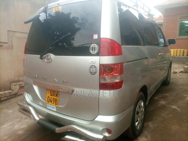 Toyota Noah 2.0 FWD (8 Seater) 2005 Silver