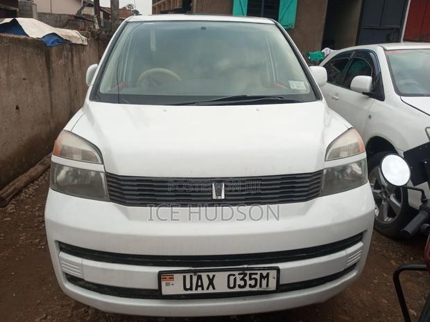 Toyota Voxy 2005 White