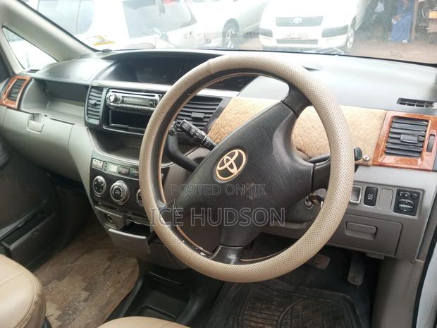 Toyota Voxy 2005 White