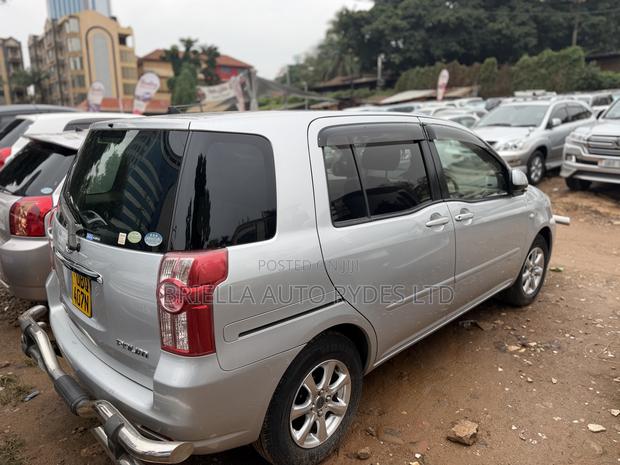 Toyota Raum 2010 Silver