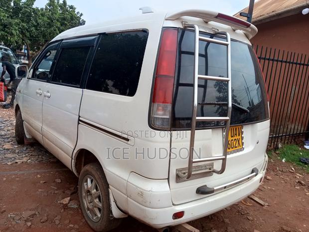 Toyota Noah 2002 Off white