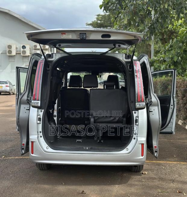 Toyota Noah 2018 Silver