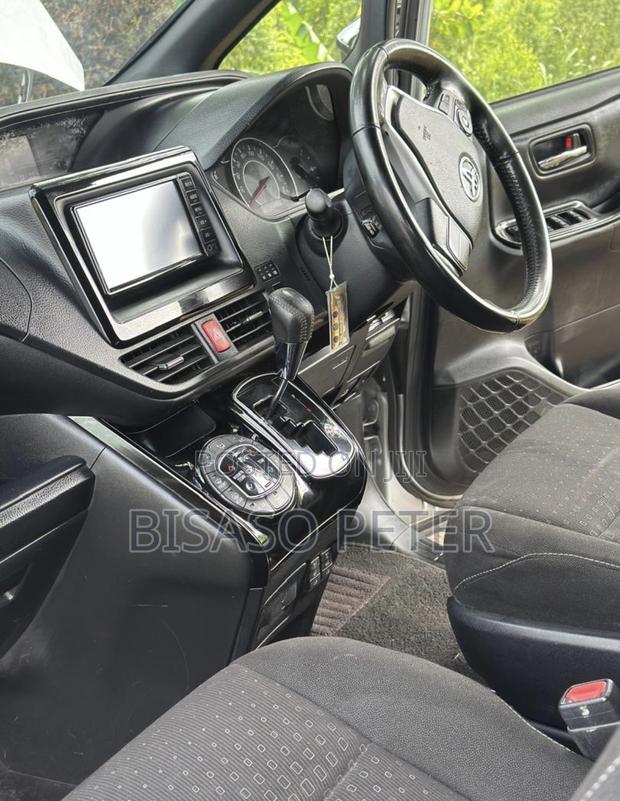 Toyota Noah 2018 Silver