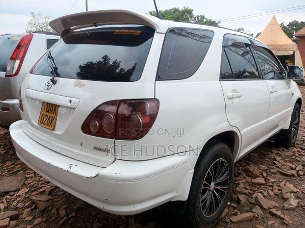 Toyota Harrier 2000 White