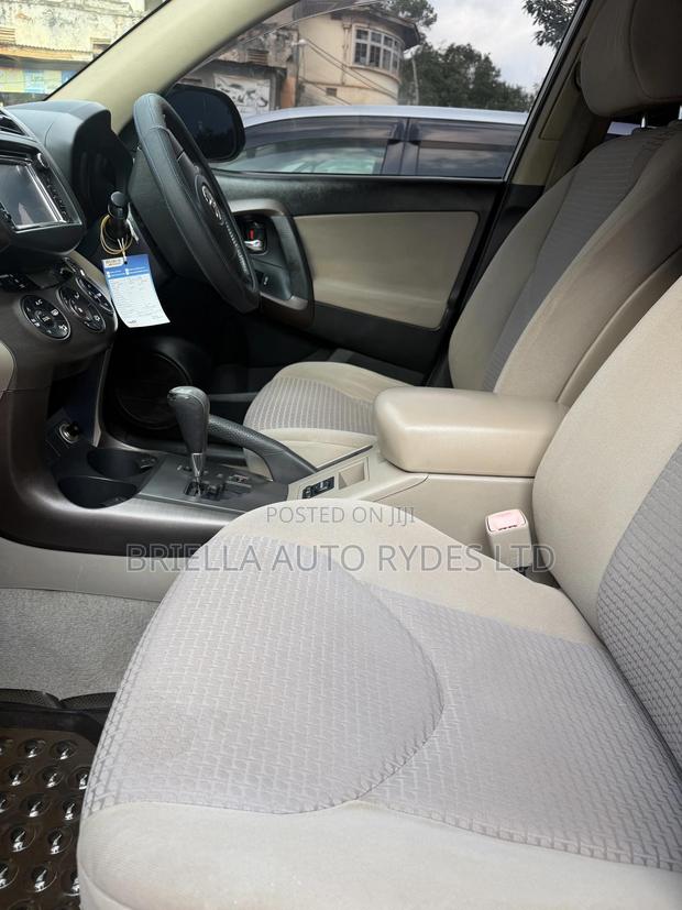 Toyota Vanguard 2010 White