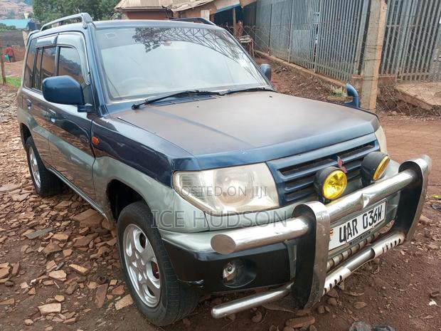 Mitsubishi Pajero IO 2000 Blue