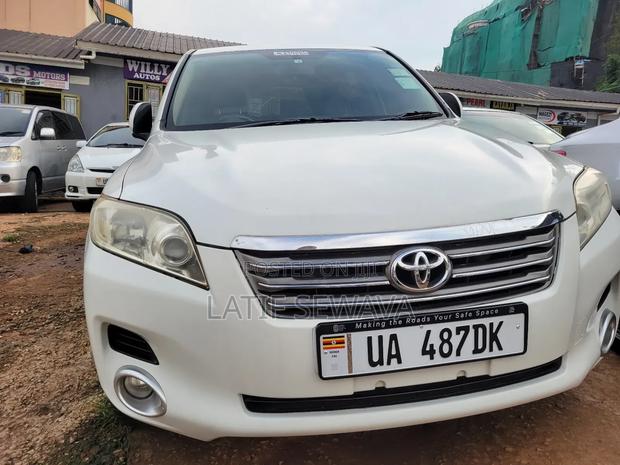 Toyota Vanguard 2010 White