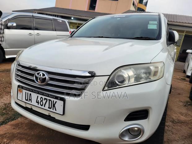 Toyota Vanguard 2010 White