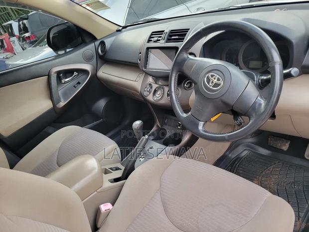 Toyota Vanguard 2010 White