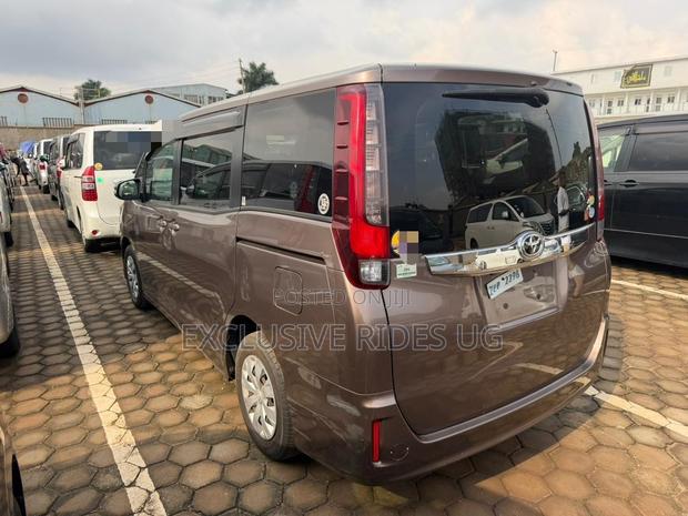 Toyota Noah 2.0 AWD (8 Seater) 2015 Gray