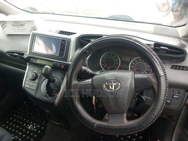 Toyota Wish 2012 Silver