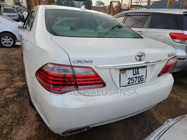 Toyota Crown 2016 White
