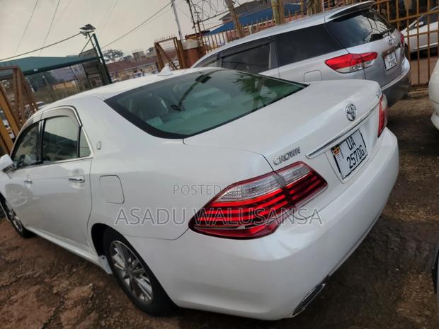 Toyota Crown 2016 White