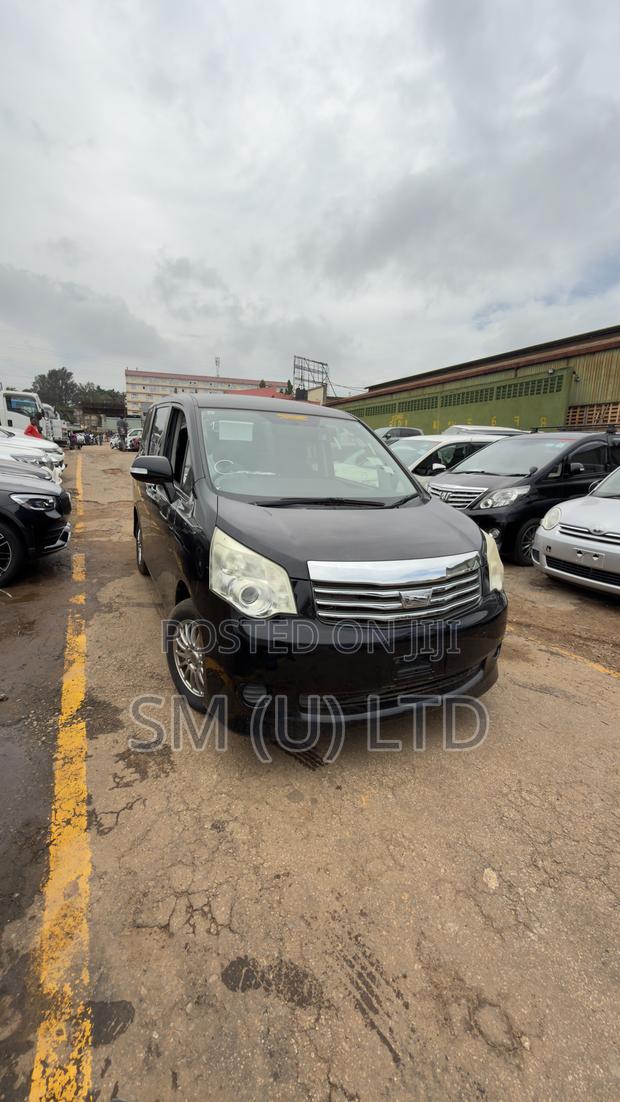 Toyota Noah 2.0 158hp FWD (7 Seater) 2013 Black