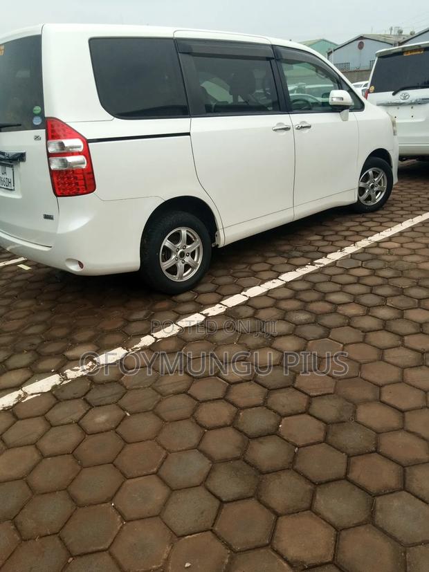 Toyota Noah 2011 White
