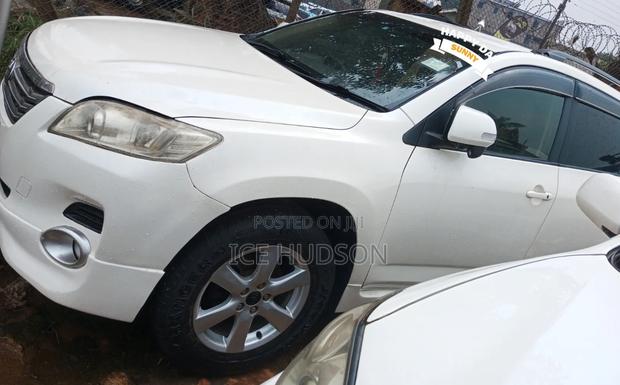 Toyota Vanguard 2010 White