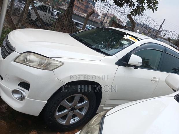 Toyota Vanguard 2010 White