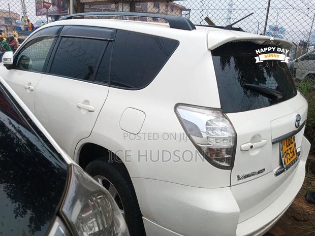 Toyota Vanguard 2010 White