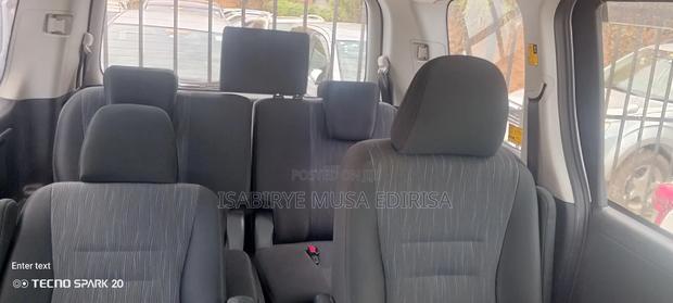 Toyota Noah 2.0 143hp FWD (8 Seater) 2012 Silver
