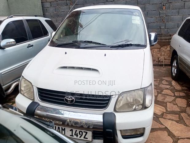 Toyota Noah 2002 White