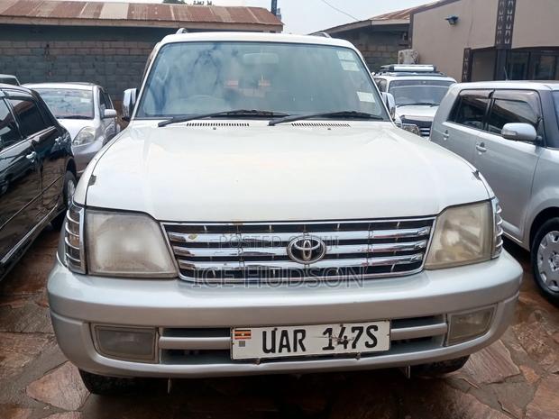 Toyota Land Cruiser Prado 2000 White